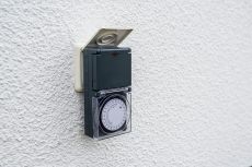Brennenstuhl 1506460 Zeitschaltuhr MZ 44, mechanische Timer-Steckdose (Tages-Zeitschaltuhr, IP44 geschützt, mit erhöhtem Berührungsschutz & Schutzabdeckung) grau