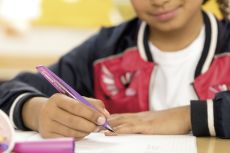 Schulfüller mit Anfänger-Feder A - STABILO EASYbuddy in koralle/rot - Schreibfarbe blau (löschbar) - Einzelstift - inklusive Patrone