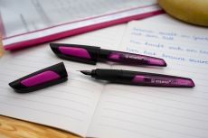 Schulfüller mit Anfänger-Feder A - STABILO EASYbuddy in schwarz/magenta - Schreibfarbe blau (löschbar) - Einzelstift - inklusive Patrone