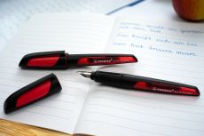 Schulfüller mit Anfänger-Feder A - STABILO EASYbuddy in schwarz/rot - Schreibfarbe blau (löschbar) - Einzelstift - inklusive Patrone