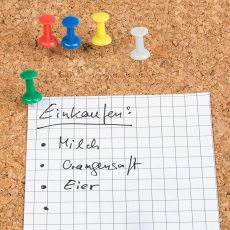 Idena 568016 – Pinnwand/Whiteboard mit Holzrahmen, inklusive 2 Schrauben, zur Wandmontage geeignet, ca. 40 x 60 cm groß, ideal als Dekoration und für den Arbeitsplatz
