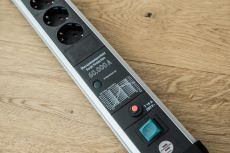 Brennenstuhl 1391010400 Premium-Protect-Line 60.000A Überspannungsschutz-Steckdosenleiste 4-fach 3m H05VV-F 3G1,5