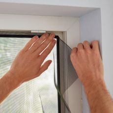 tesa Insect Stop STANDARD Fliegengitter für Fenster im 3er Pack - Insektenschutz zuschneidbar - Mückenschutz ohne Bohren - 3 x Fliegen Netz anthrazit - 130 cm x 150 cm