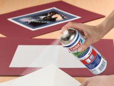 tesa Sprühkleber Permanent - 2x 500ml - Starker Klebstoff zum Sprühen für leichte bis mittelschwere Materialien mit leicht rauer Oberfläche - ohne Silikon
