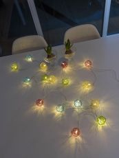 Konstsmide 3176-503 16er LED Dekolichterkette mit mehrfarbigen beleuchteten Drahtkugeln für den Innenbereich - Batteriebetrieben: 3 x AA 1.5V (exkl.)